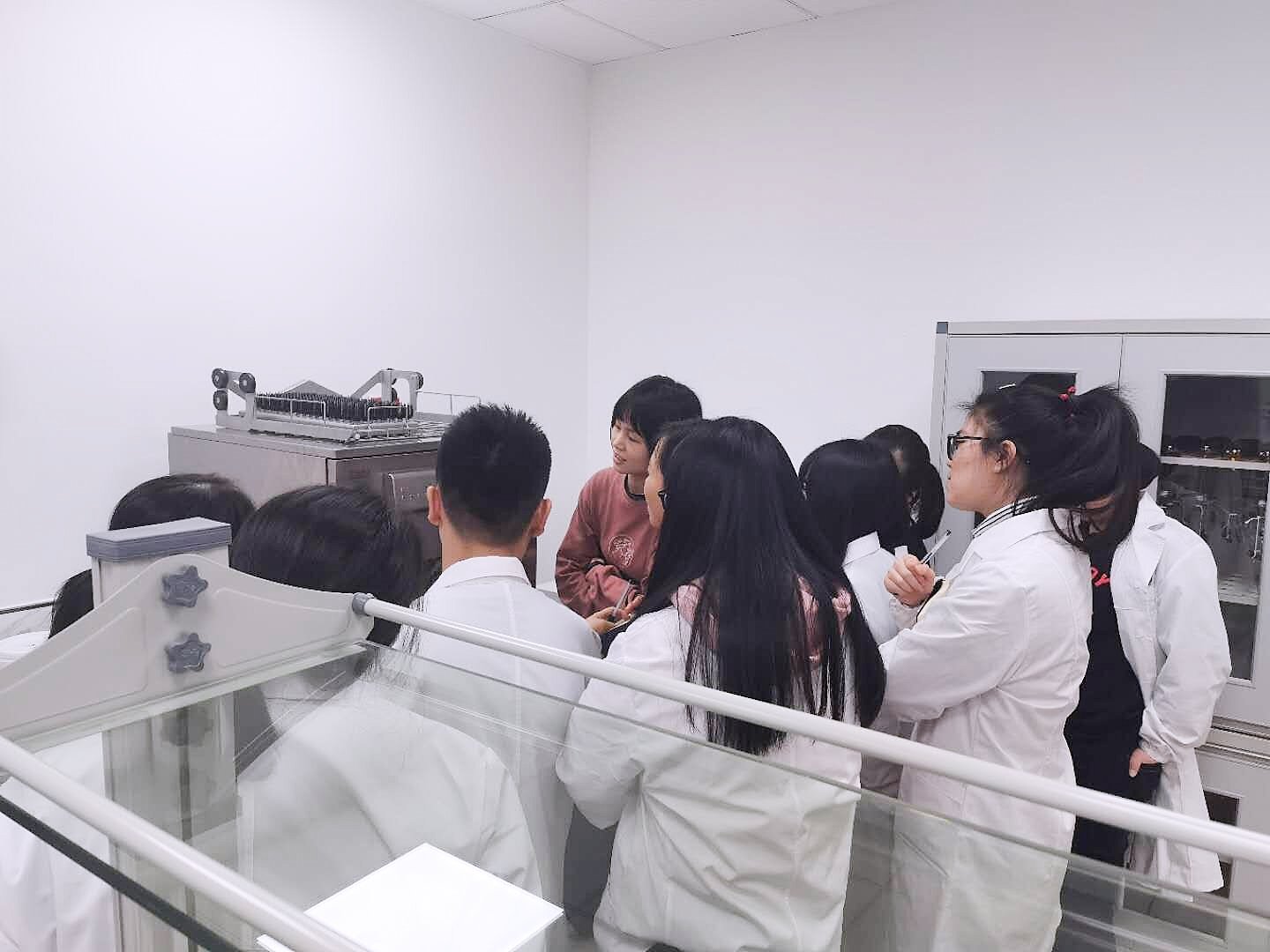 實(shí)驗(yàn)室洗瓶機(jī)，管家般的瓶皿清洗烘干解決方案